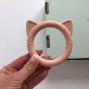 MUSHIE Silicone Baby Teether Toy Cat Teething Ring Blush Pink Rose Infant 3mo +
